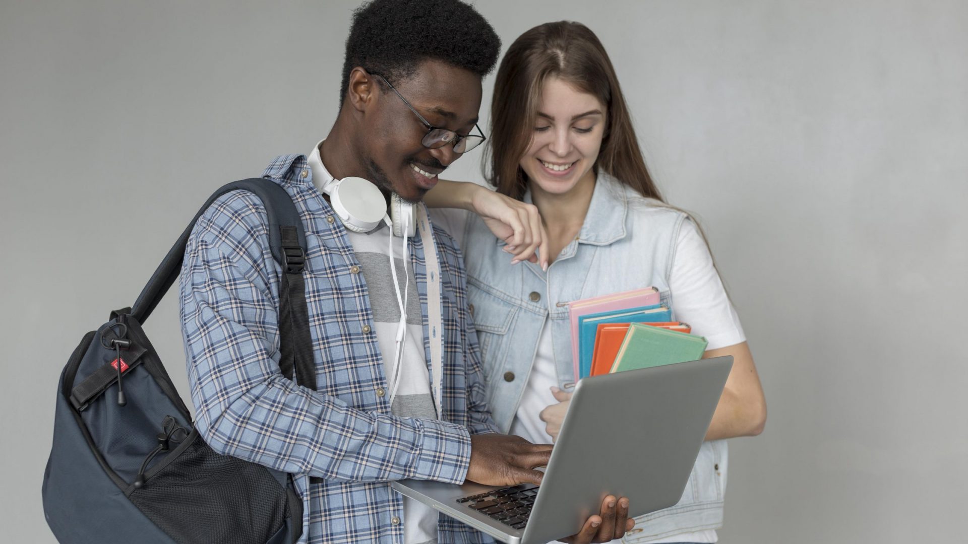 students-with-laptop-medium-shot students-with-laptop-medium-shot